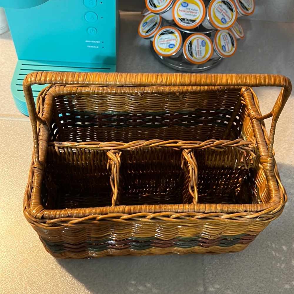 Basket with compartments